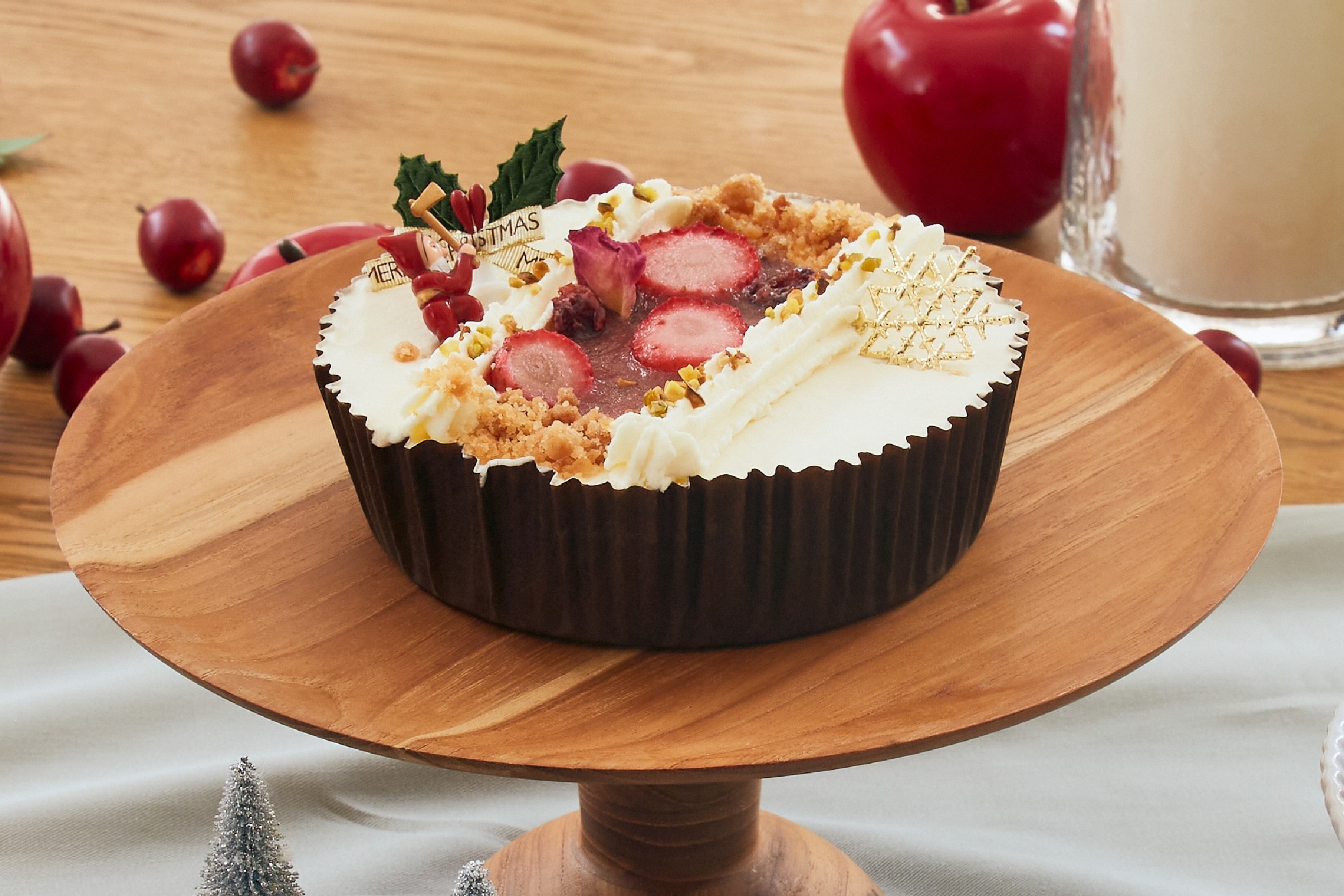 苺のホワイトクリスマスチーズケーキ